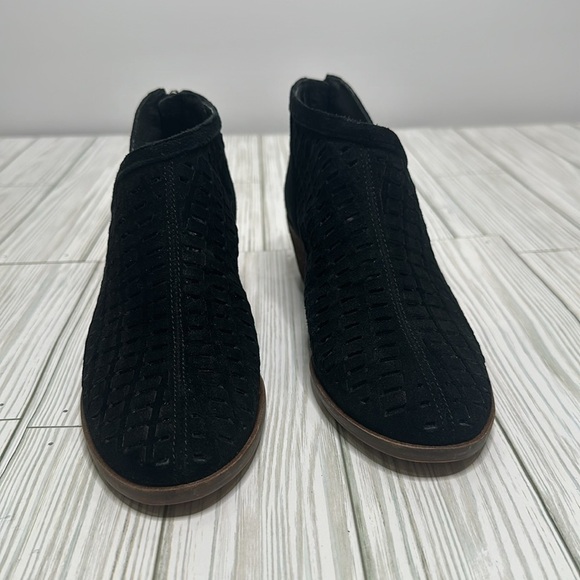 Vince Camuto Black Shoes Perforated Upper Leather Zip Ankle Booties Suede Size 6 - Picture 2 of 11